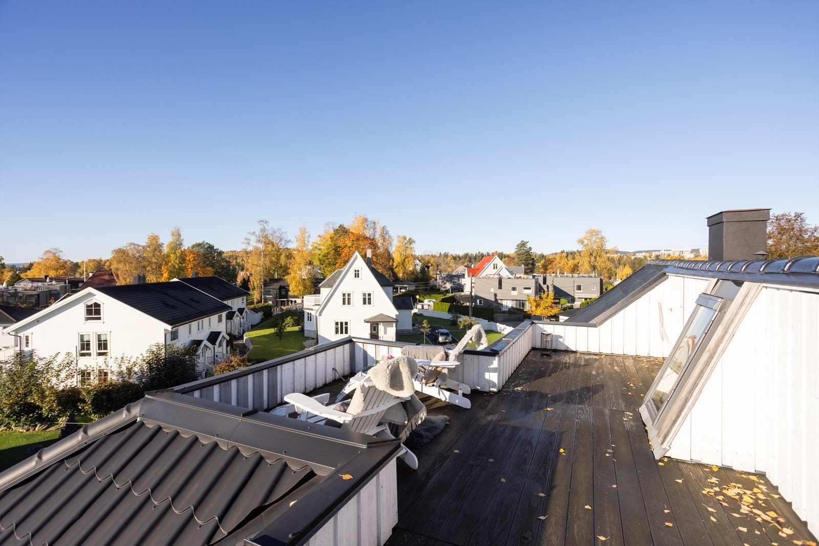 Etablert takterrasse med platting. Galleribilde