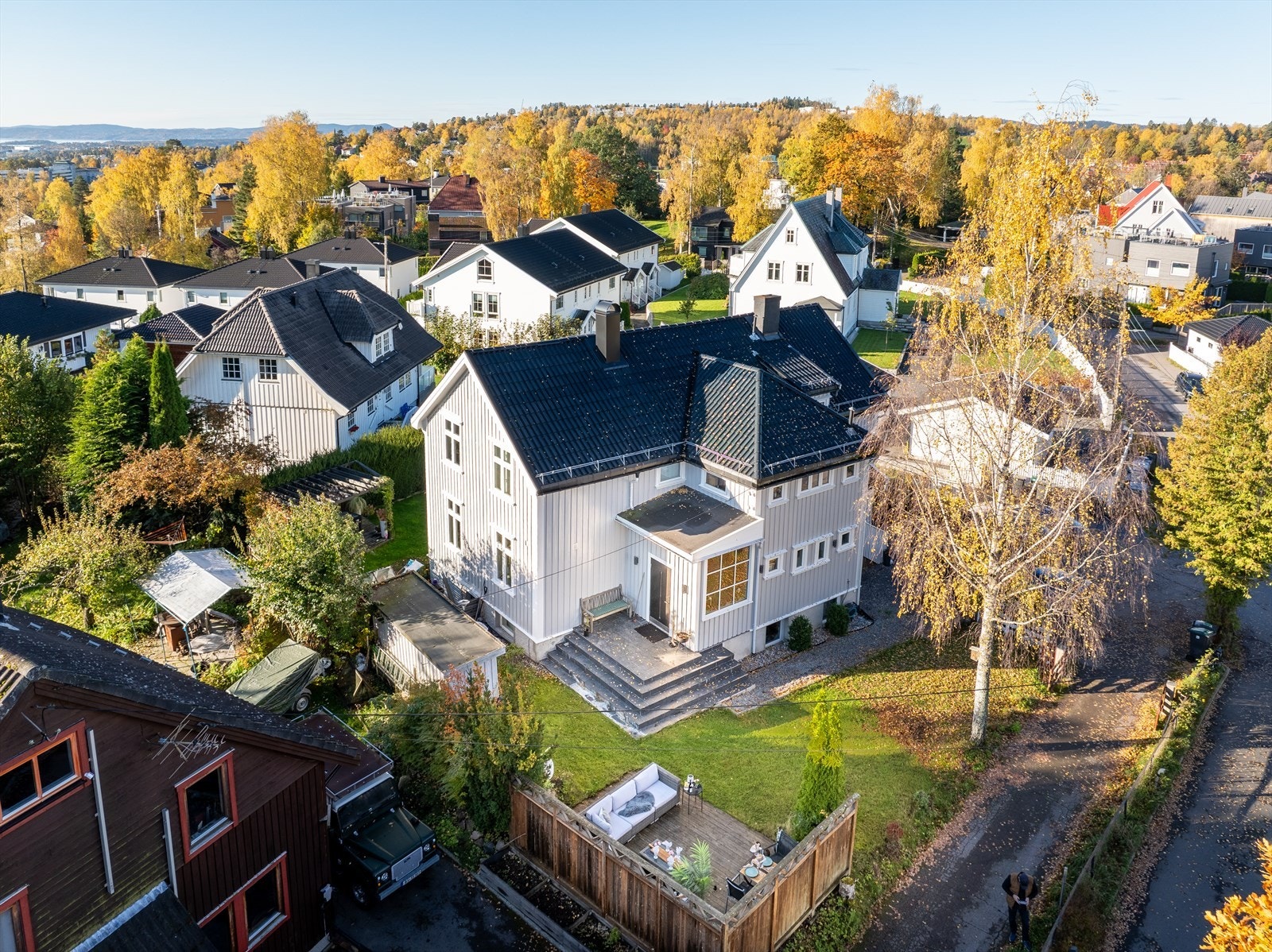 Boligen ønsker velkommen med et pent inngangsparti og en hyggelig hage som gir et innbydende førsteinntrykk. Galleribilde