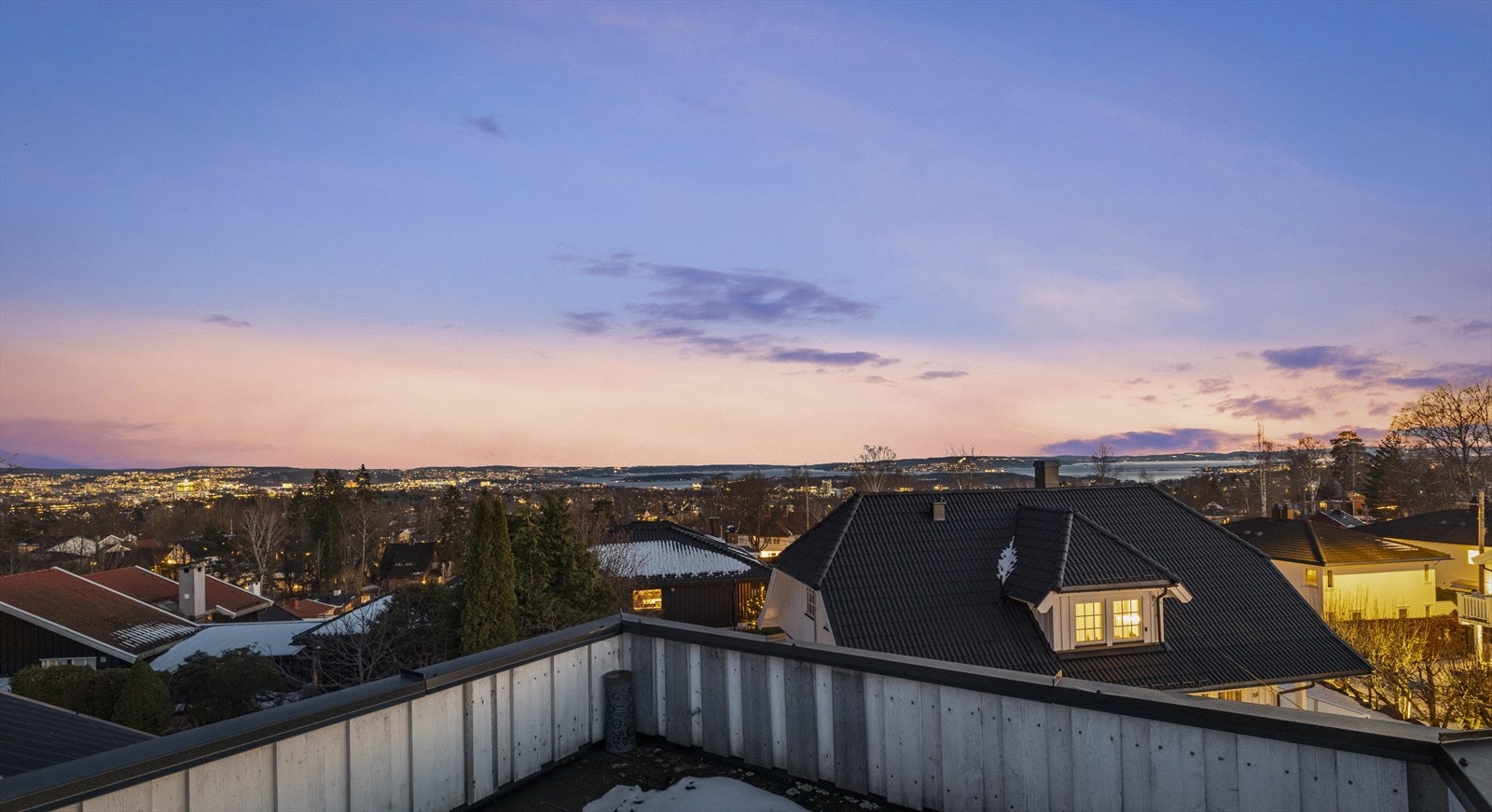 Takterrassen på ca. 22 kvm ble etablert i 2013 og er et særdeles attraktivt uteareal med vakker sjøutsikt. Vi gjør oppmerksom på at den ikke er godkjent av Plan- og bygningsetaten. Galleribilde