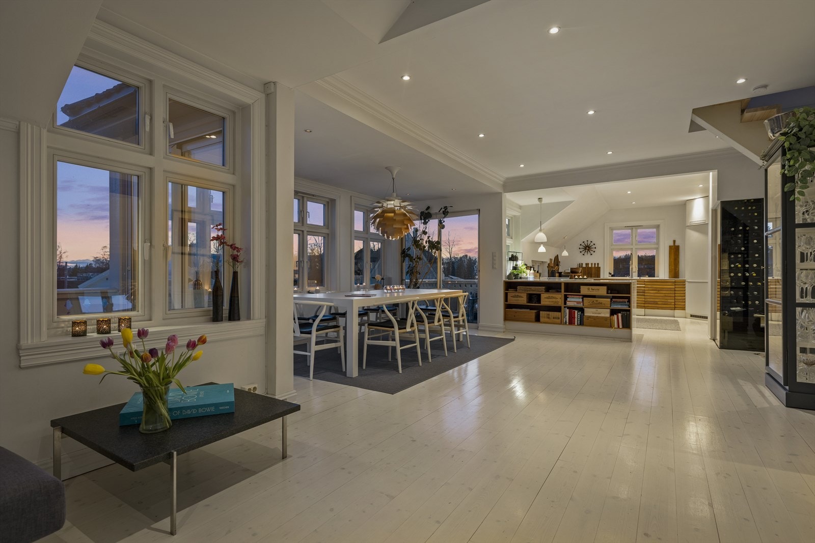 Stuen tilbyr fleksible løsninger og kan møbleres med flere soner for samvær, avslapning og hyggelige stunder. Galleribilde