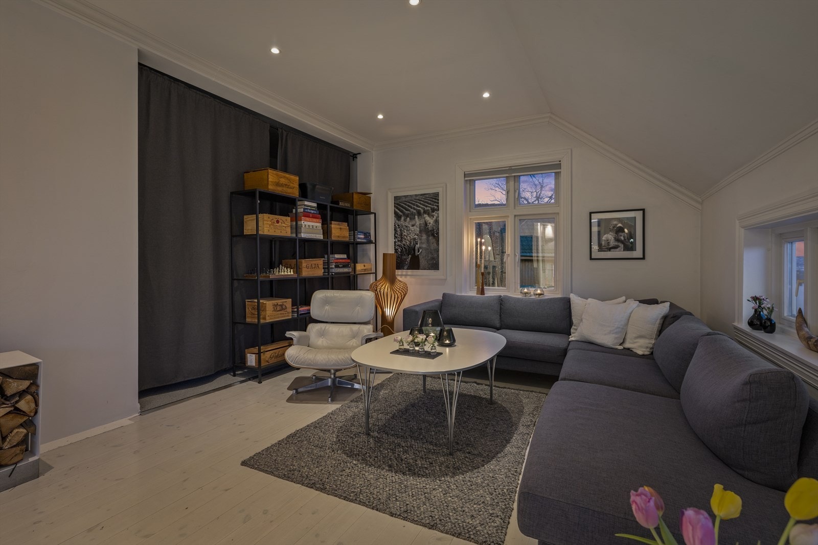 Stuen har god størrelse med god plass til en romslig sittegruppe med tilhørende møblement. Galleribilde