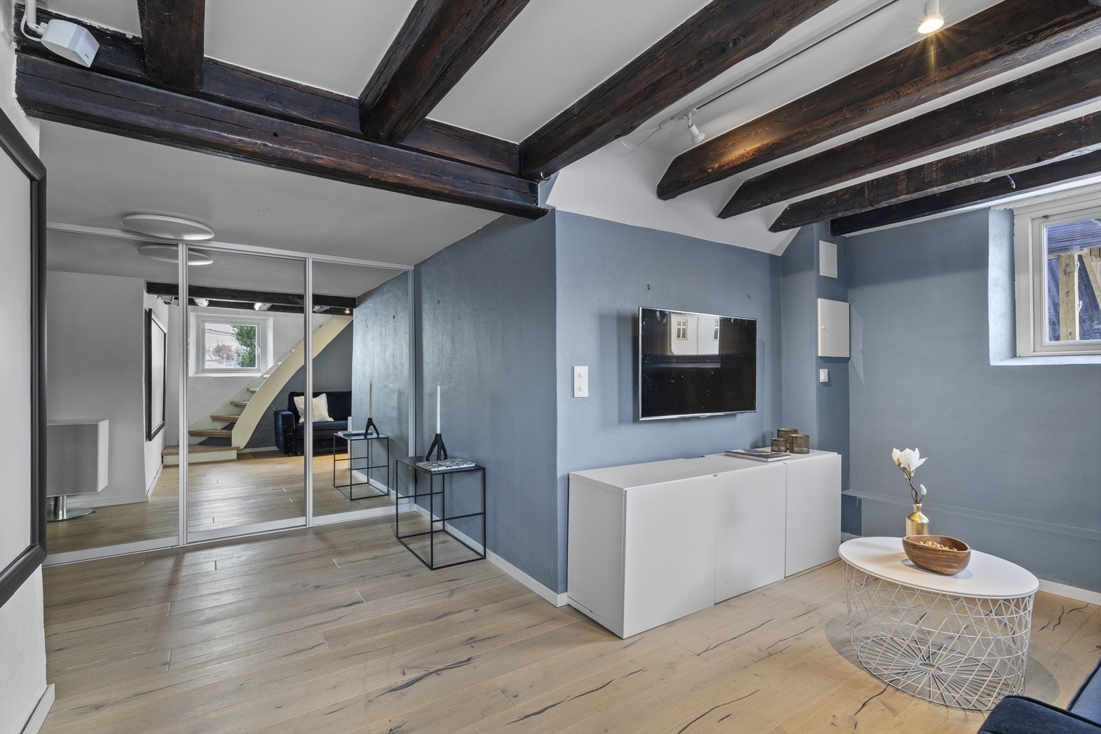 Kjellerstuen er i dag innredet med en romslig skyvedørsgarderobe som sikrer god oppbevaring. Galleribilde