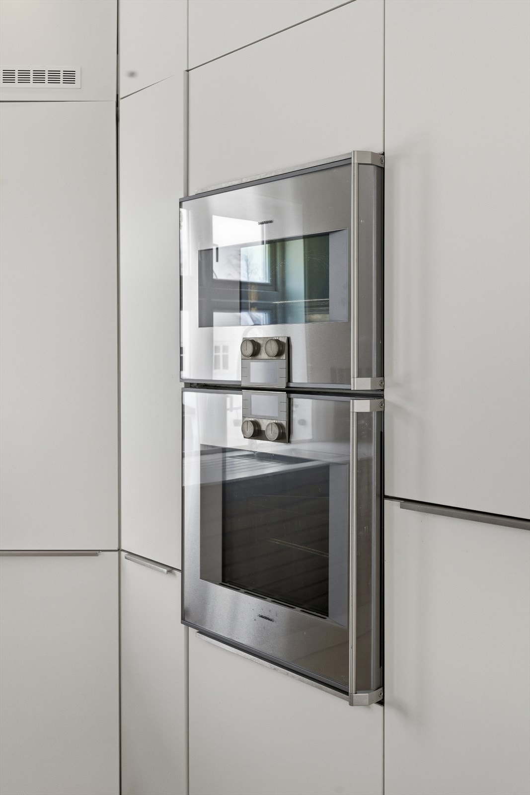 Kjøkkenet er utstyrt med eksklusive hvitevarer fra Gaggenau, herunder stekeovn, varmluftsovn og ventilator. Galleribilde