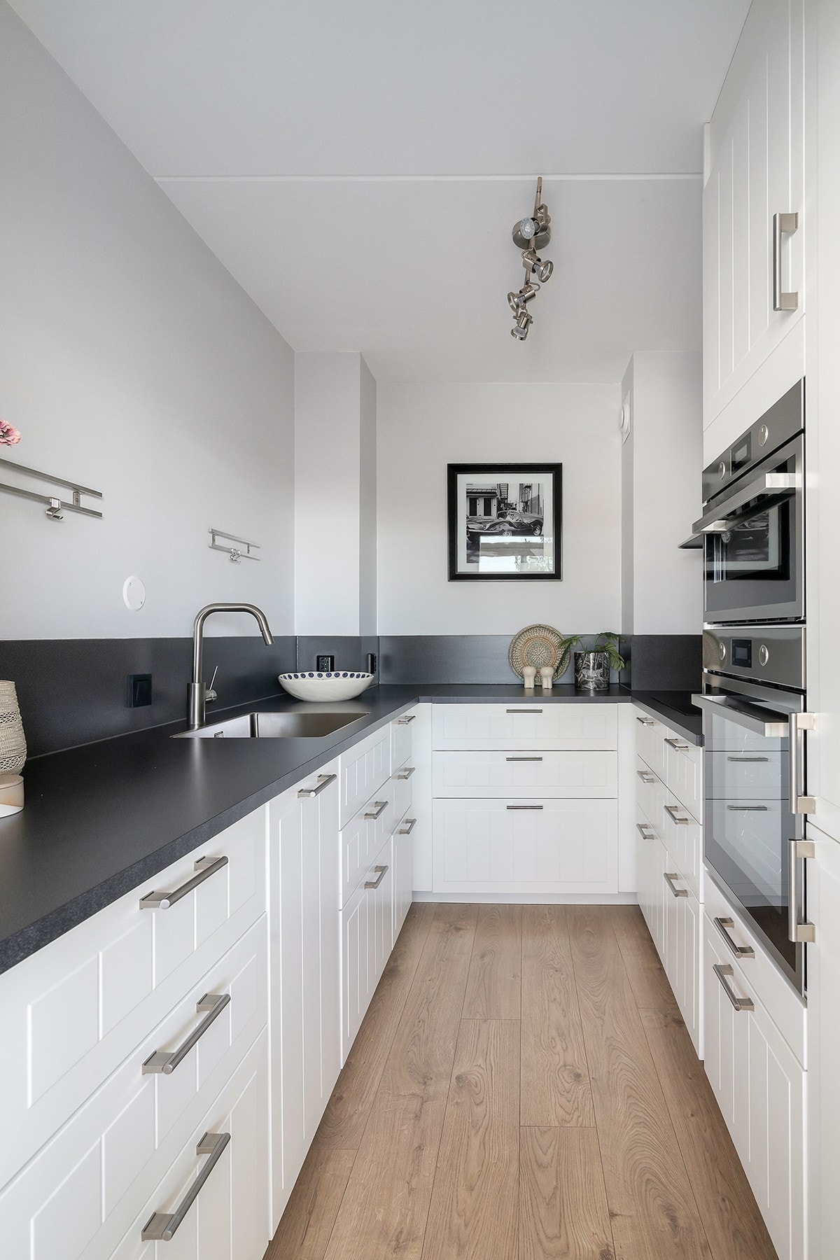 Moderne kjøkkeninnredning ny i 2022 med integrerte hvitevarer som medfølger Galleribilde