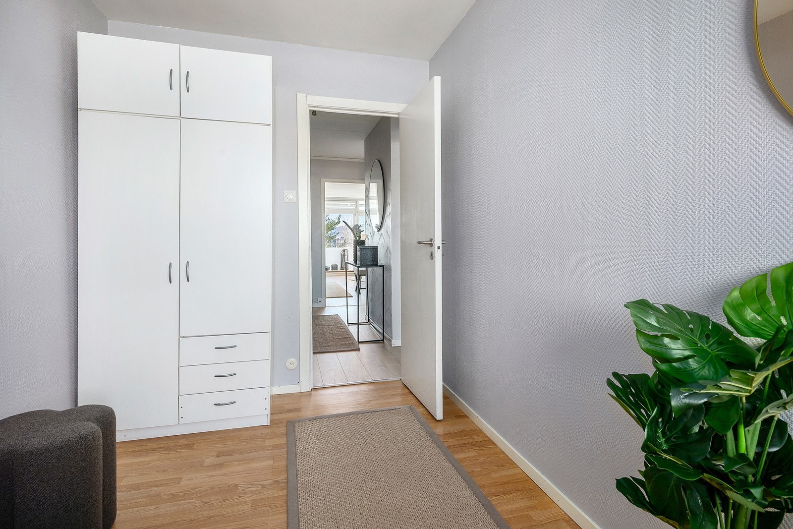 Soverom 2 med garderobeskap Galleribilde