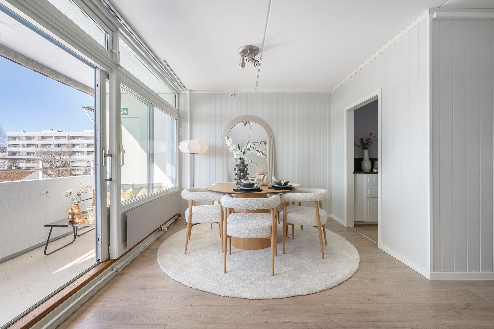 God plass til spisebord ved kjøkken Galleribilde