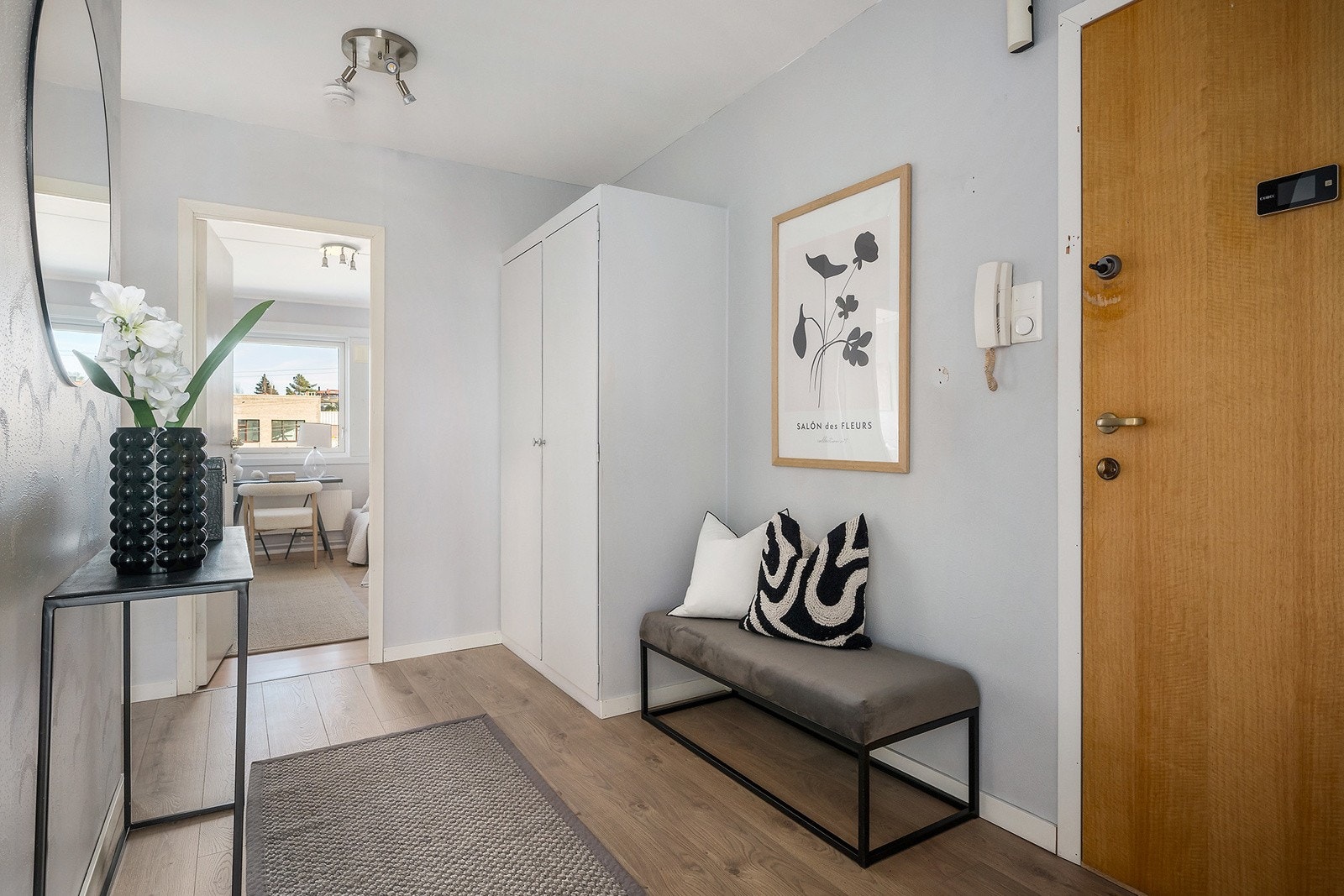 Romslig entré med dørcalling. Heis direkte til etasjen. Galleribilde