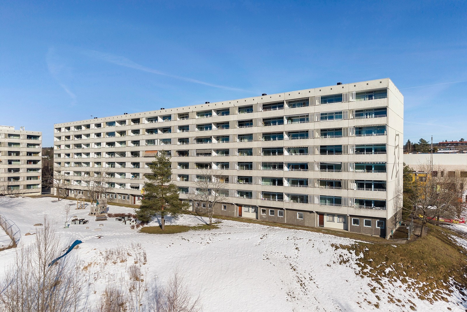 Fasade. Gjennomgående 3 roms med flotte lys og solforhold Galleribilde