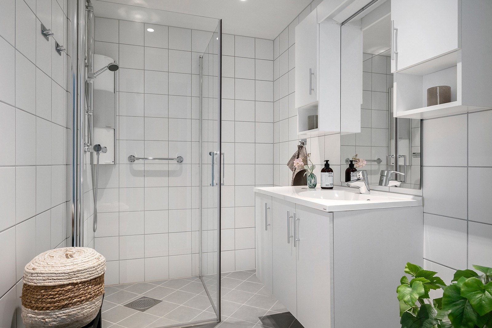 Flislagt bad med gulvvarme og downlights pusset opp i regi av brl i 2018-2019 Galleribilde