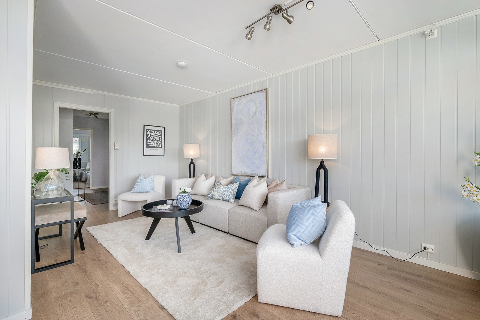 Stue med god plass til stor sofagruppe Galleribilde