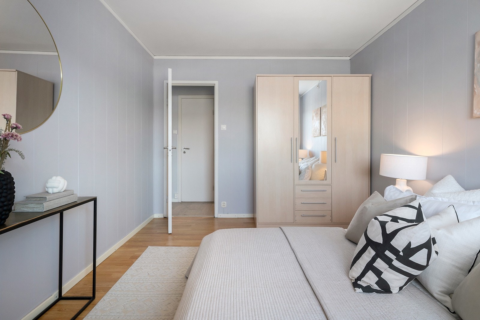 Soverom 1 med garderobeskap Galleribilde