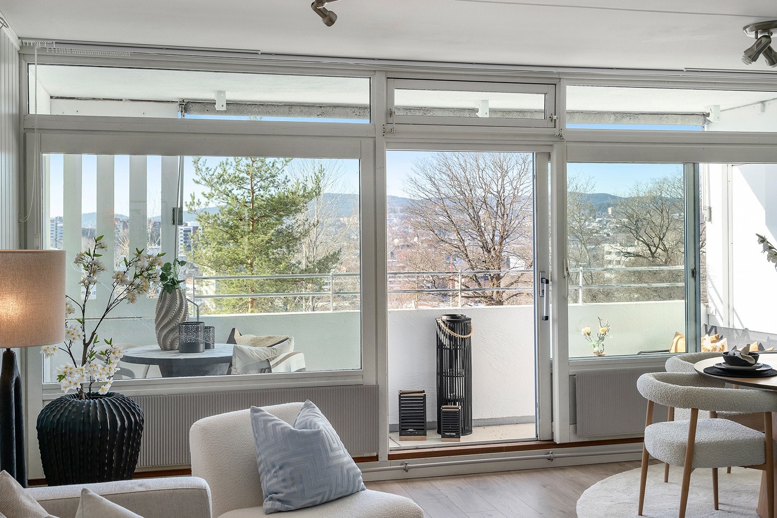 Fantastisk lys og solforhold i stuen med store vindusflater i hele bredden ut mot balkongen. Galleribilde