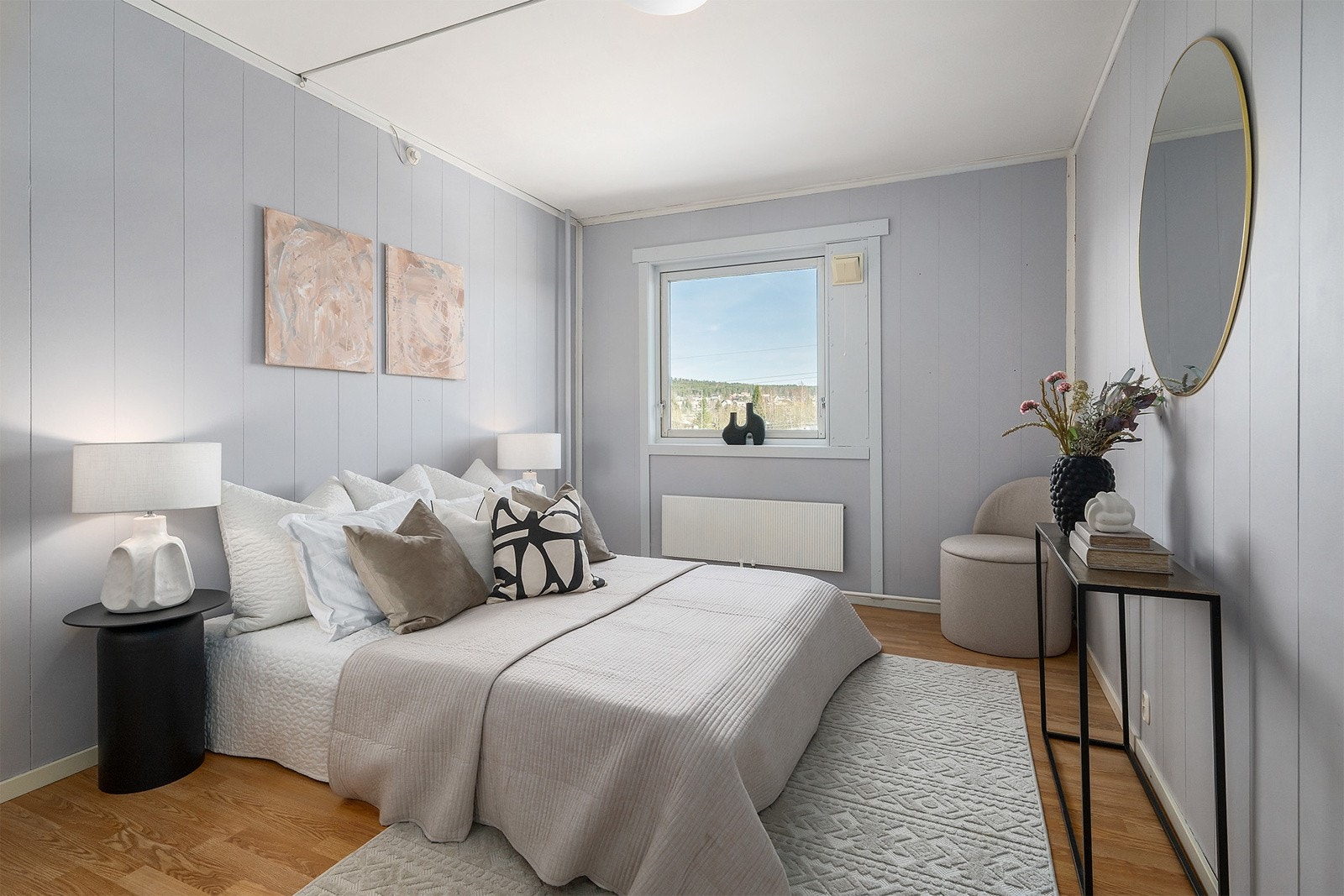 Soverom 1 av god størrelse. God plass til dobbeltseng, nattbord mm Galleribilde