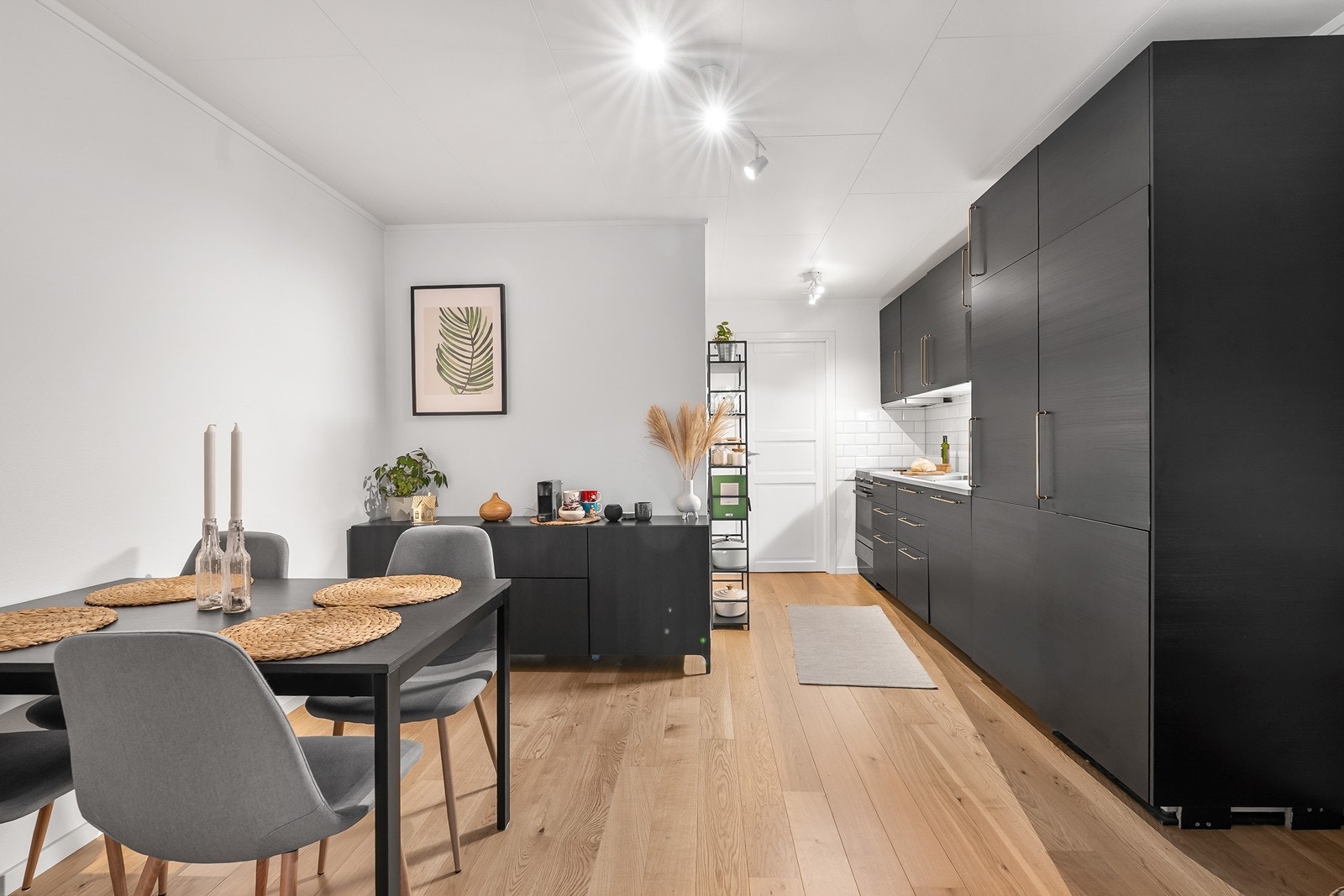 Kjøkkenet ble oppgradert i 2020 med IKEA-innredning med glatte fronter og laminat benkeplate Galleribilde