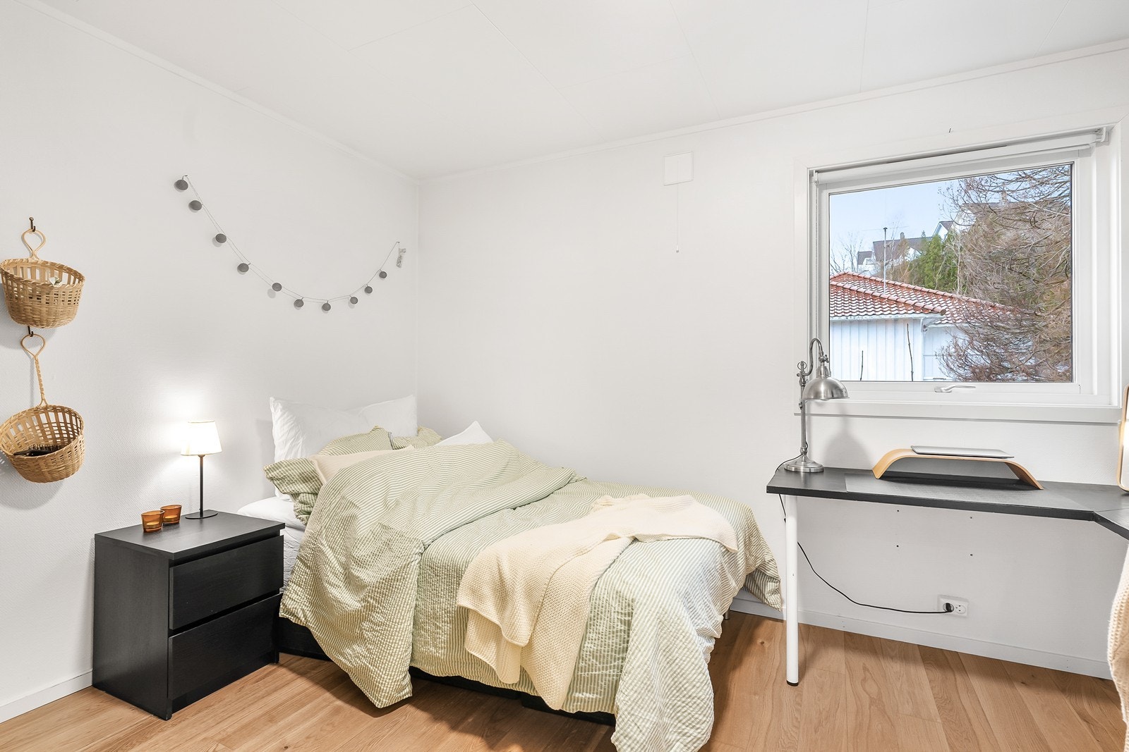 Soverommet er av god størrelse med plass til seng og ønsket møblement Galleribilde