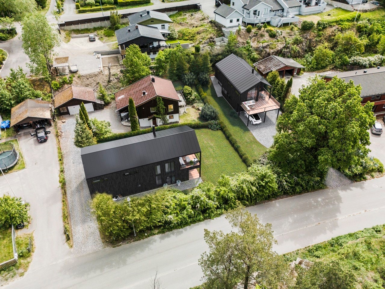 Det er også utskilt en annen tomt B, som sees nærmest bildet. Illustrasjonsfoto. Vurderes også solgt. Galleribilde