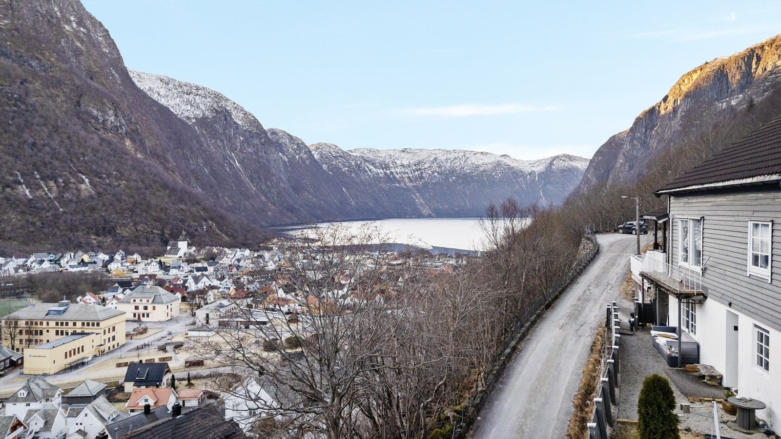 Frå eigedommen er det utsikt nedover sentrum og ut mot fjorden Galleribilde
