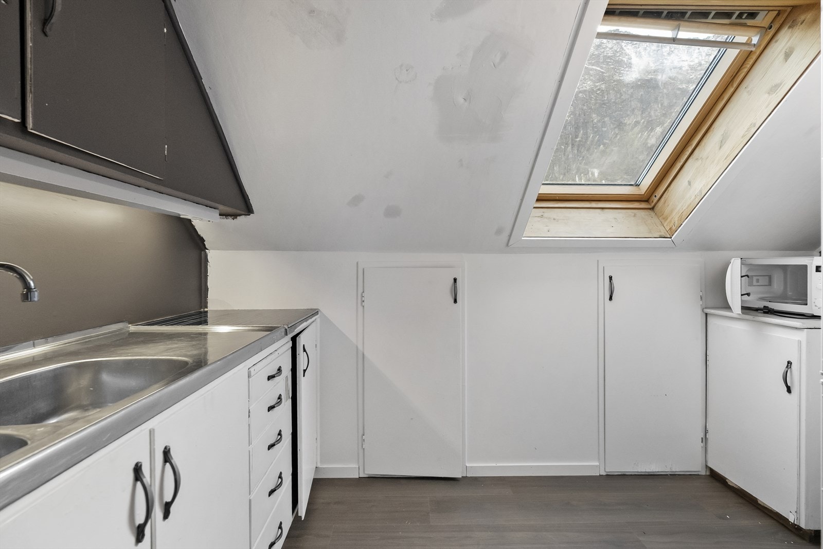 Eldre kjøkkeninnredning på loft Galleribilde