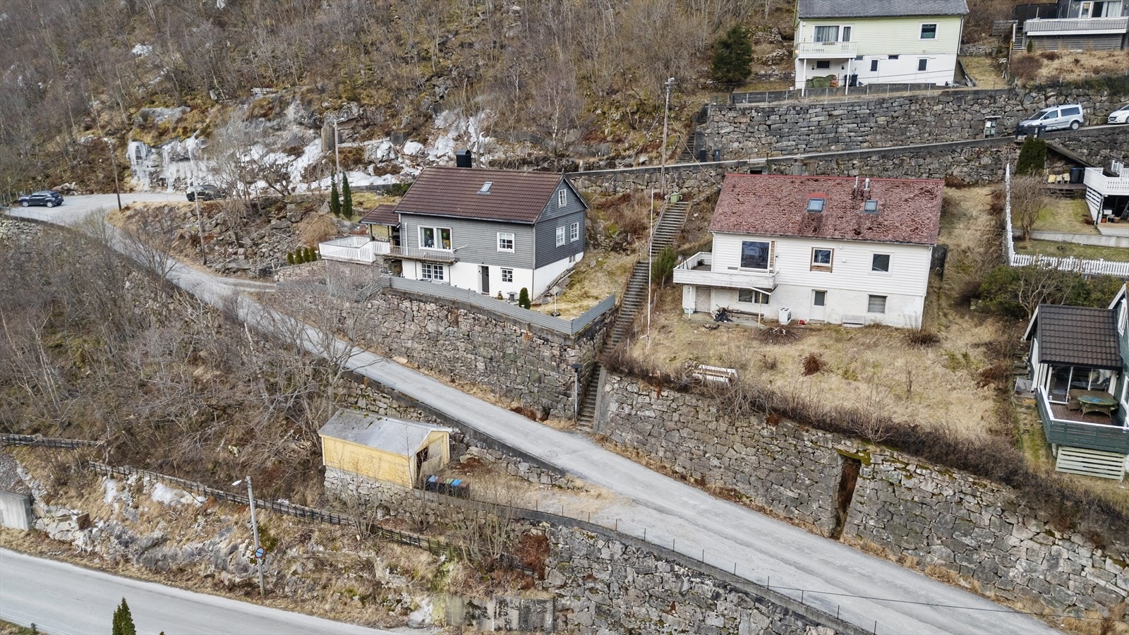Eigedommen består av einebustad over 3 plan + frittståande garasje Galleribilde