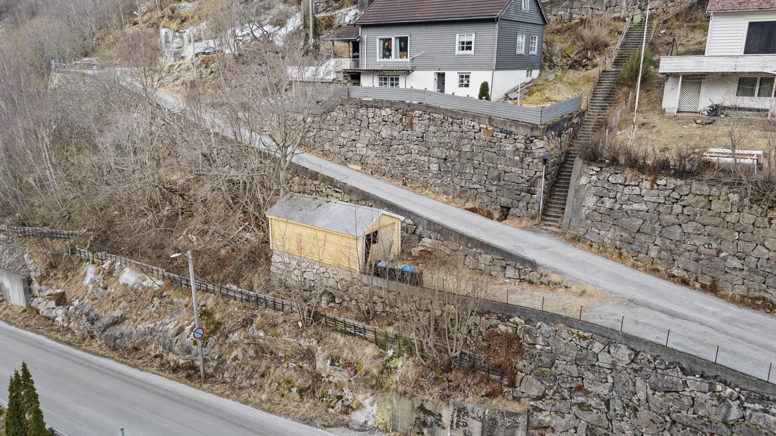 Garasje på eiga tomt nedanfor bustaden Galleribilde