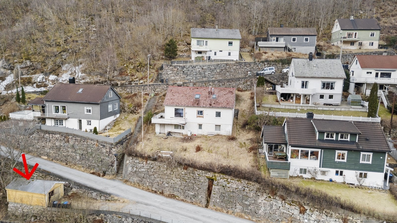 Einebustad i etablert bustadfelt med tilhøyrande garasje i Bakkevegen Galleribilde