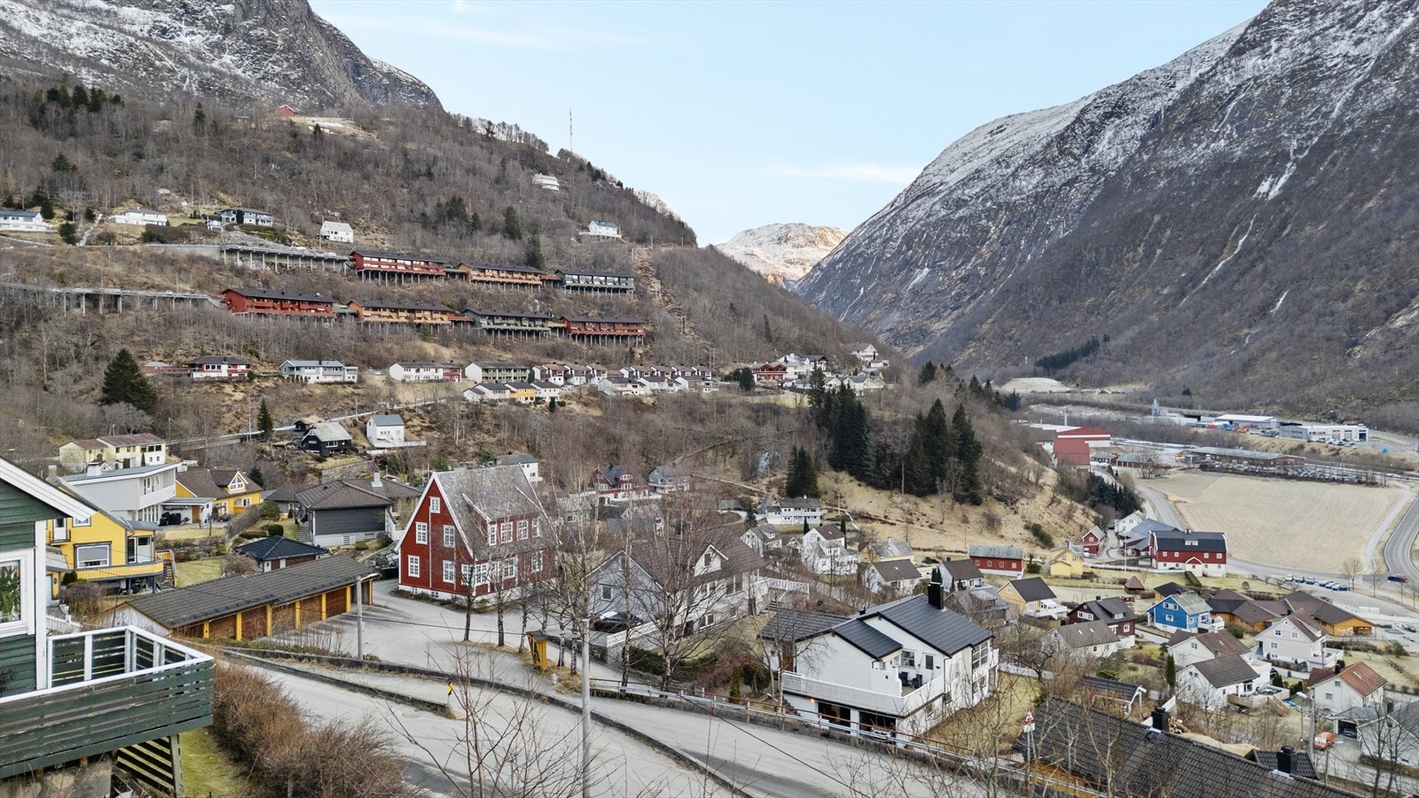 Frå eigedommen er det flott utsikt innover dalføret i Høyanger Galleribilde