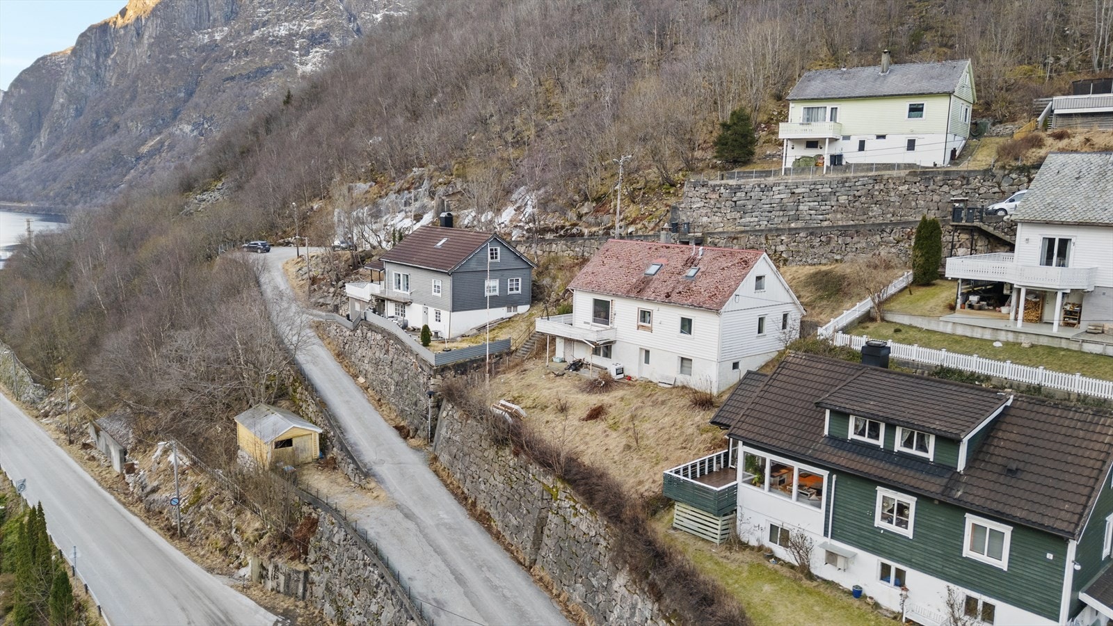 Eigedommen har med garasje med adkomst frå kommunal veg på nedsida av bustaden Galleribilde