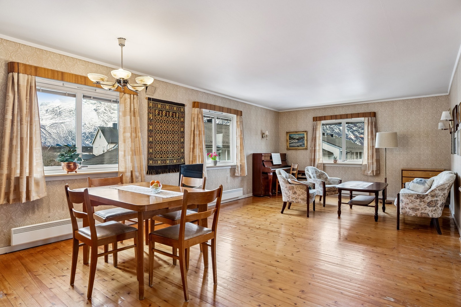 Spisestue og stue Galleribilde