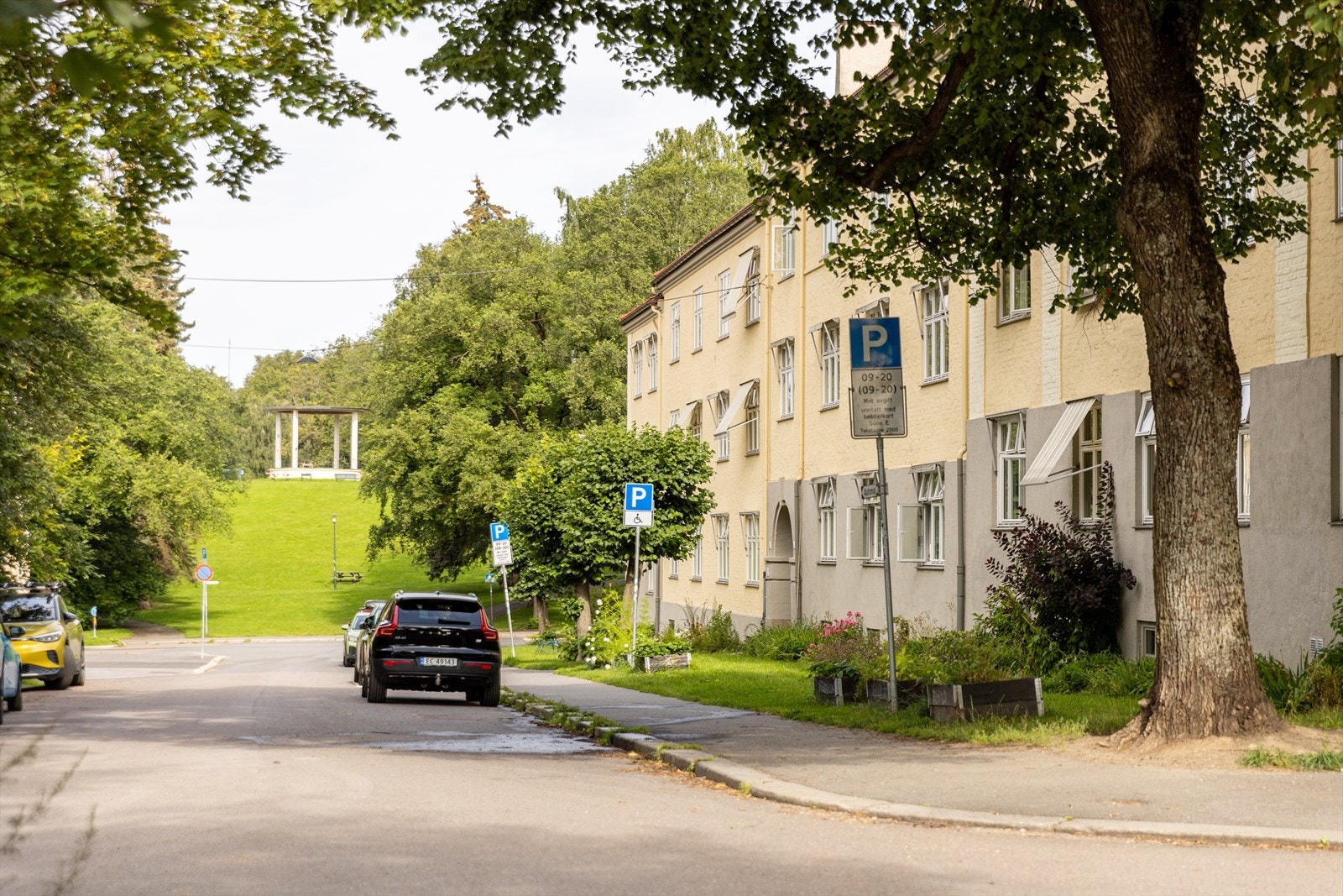 Kollektivtilbudet er godt, med bussholdeplass kun minutter unna. Galleribilde