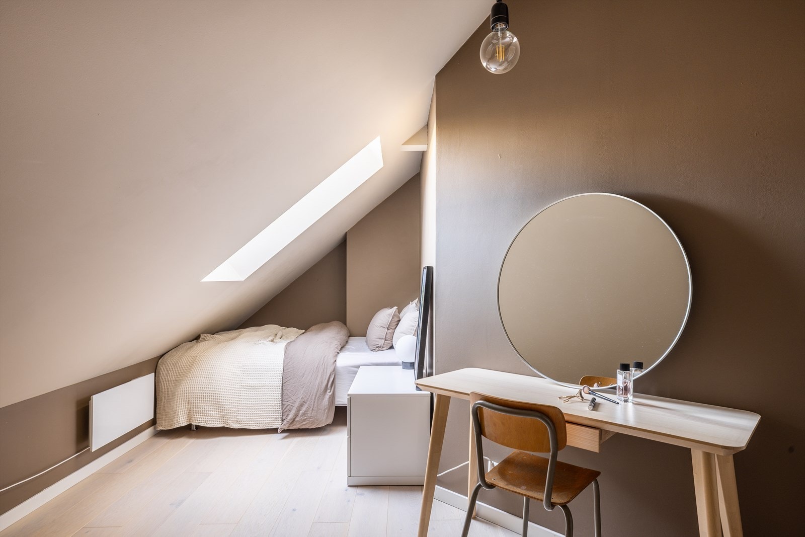 Det ene soverommet på loftet har takvindu fra 2016 som gir godt med lys. Galleribilde