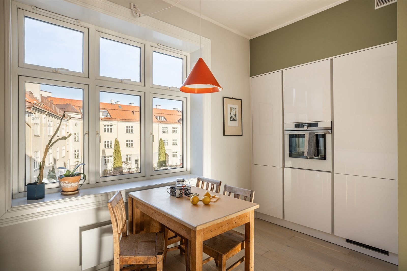 Høyskapet rommer integrert stekeovn i praktisk arbeidshøyde. Galleribilde