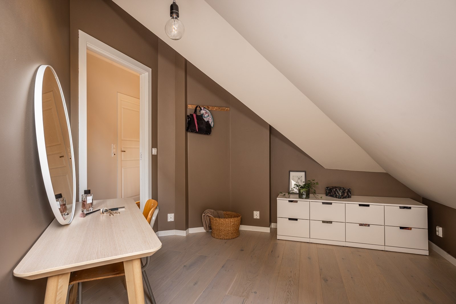 Rommet utnytter plassen godt under skråtaket og har plass til oppbevaring. Galleribilde