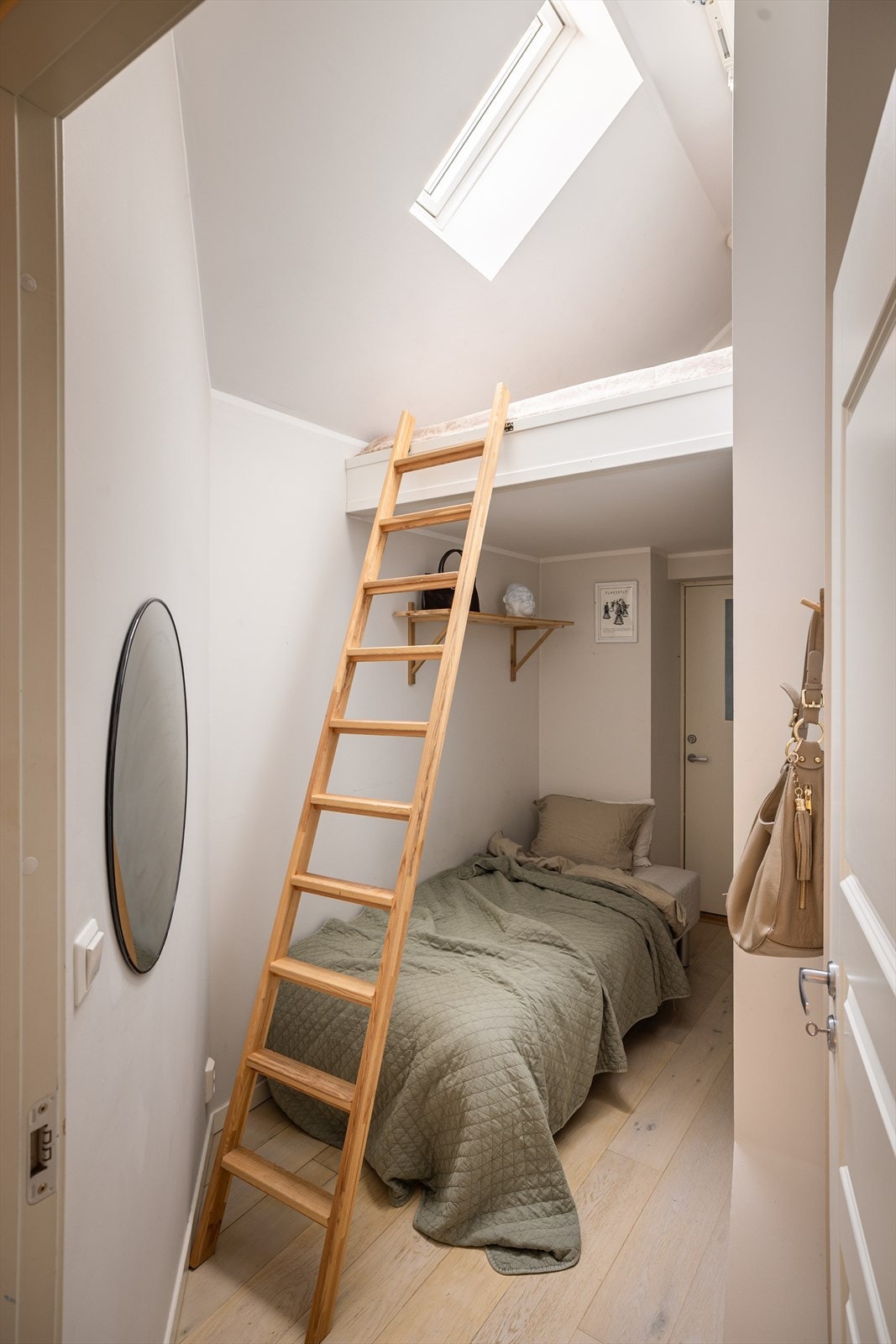 Det andre soverommet har en smart, plassbygd hems som frigjør gulvplass. Galleribilde