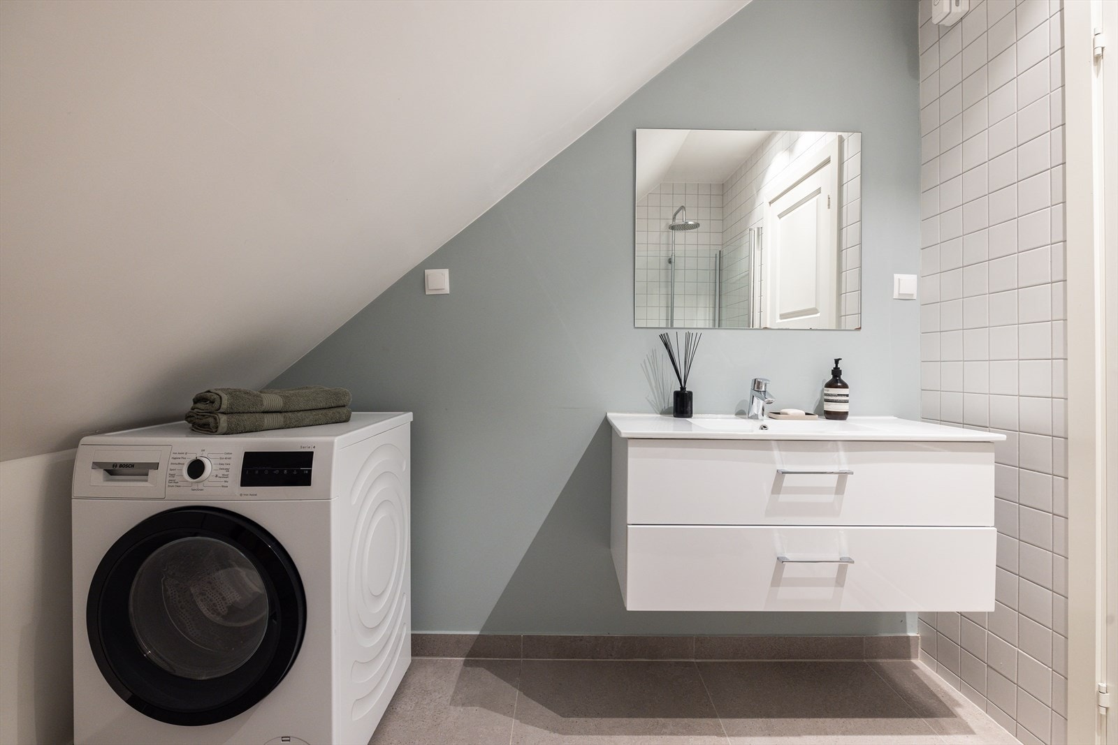 Badet på loftet ble etablert i 2017 og har opplegg for vaskemaskin. Galleribilde