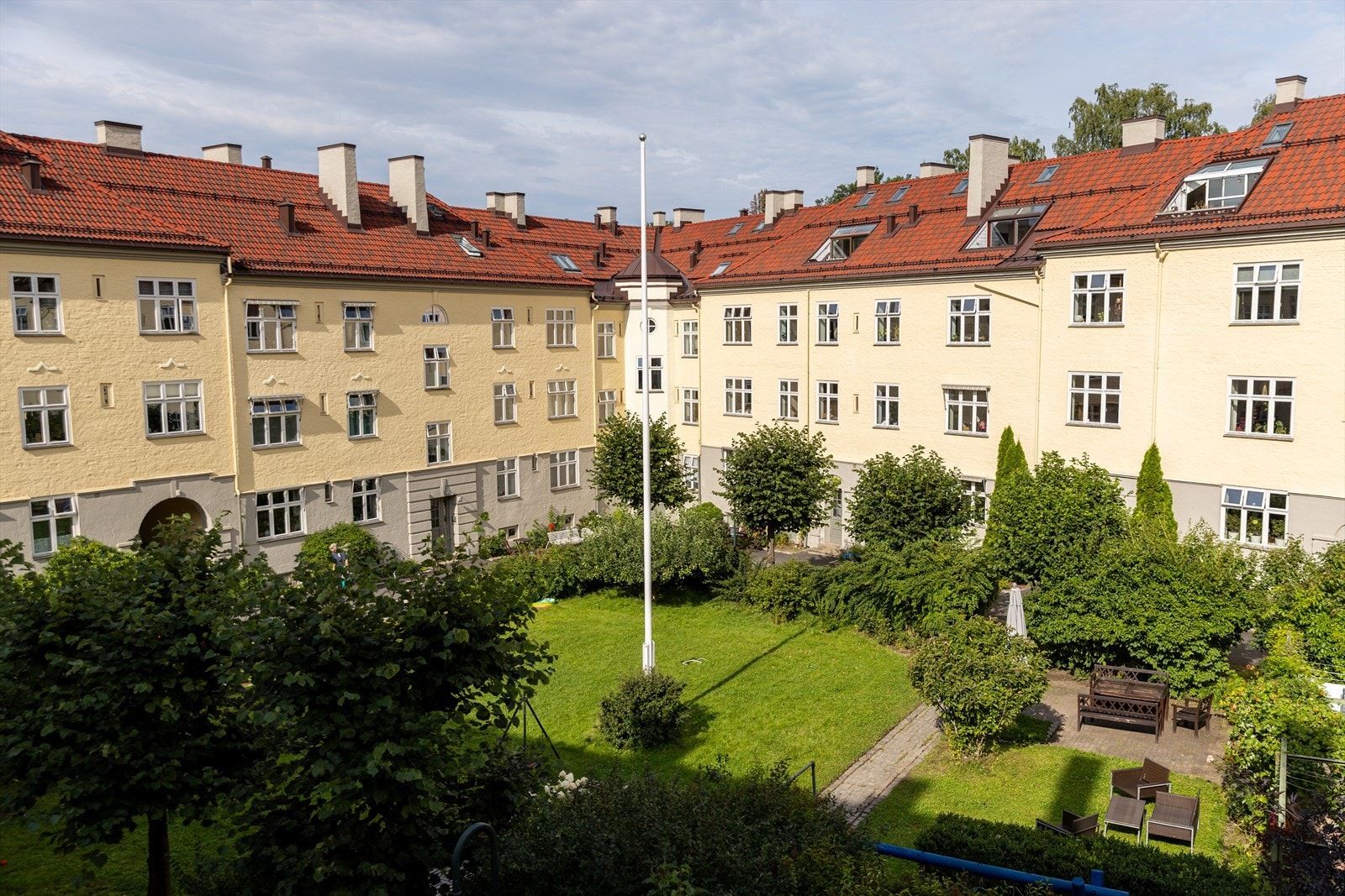 Den store, felles hagen er pent opparbeidet med plen, beplantning og sittegrupper. Galleribilde