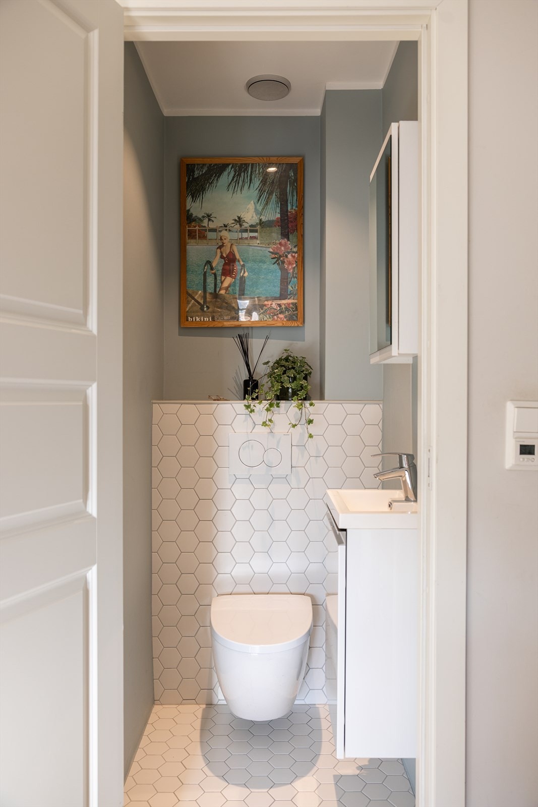 Praktisk toalettrom i 3. etasje med vegghengt toalett og varme i gulvet. Galleribilde