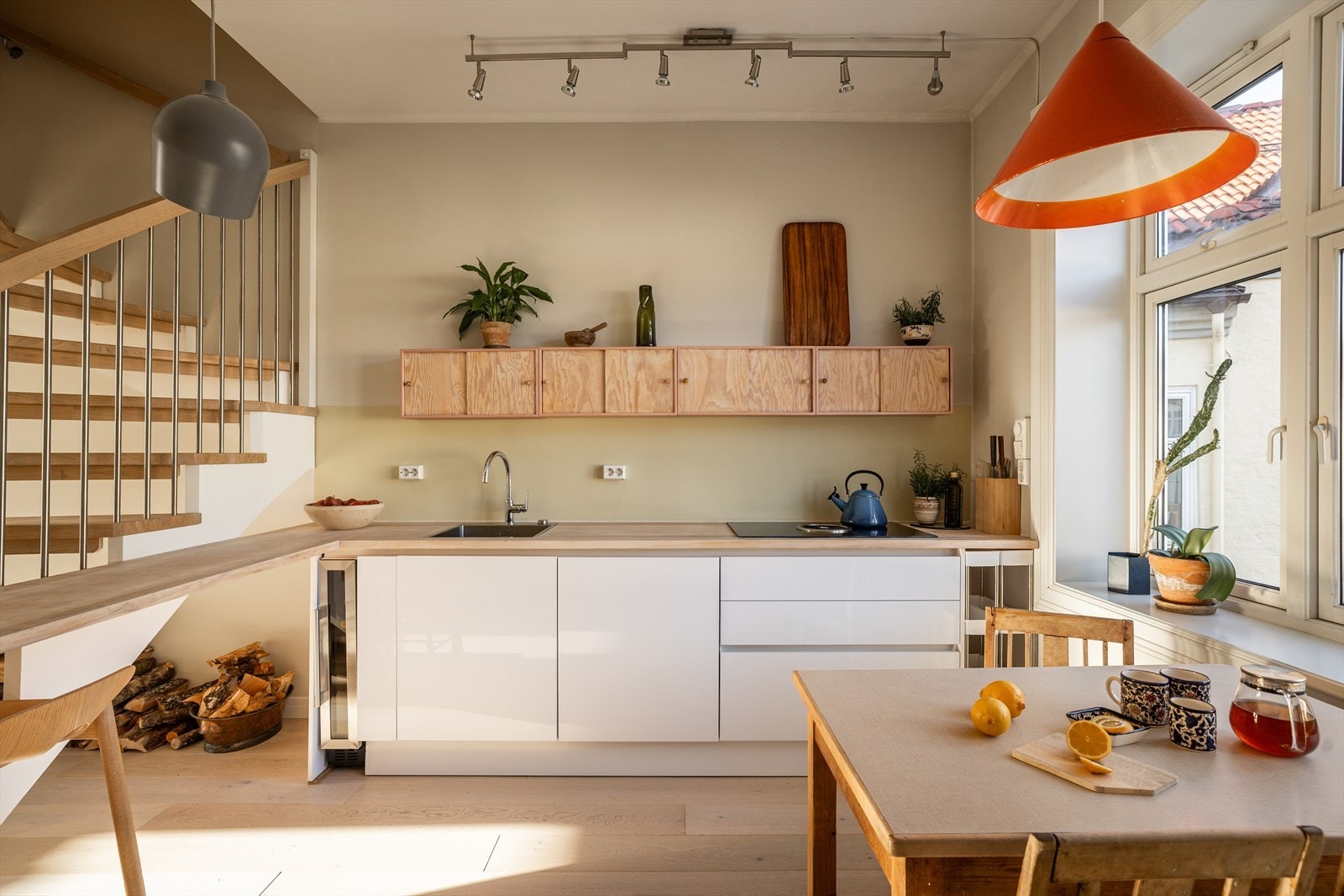 Dette er en stilren og gjennomgående loftsleilighet over to plan i populære Lirekassegården. Galleribilde