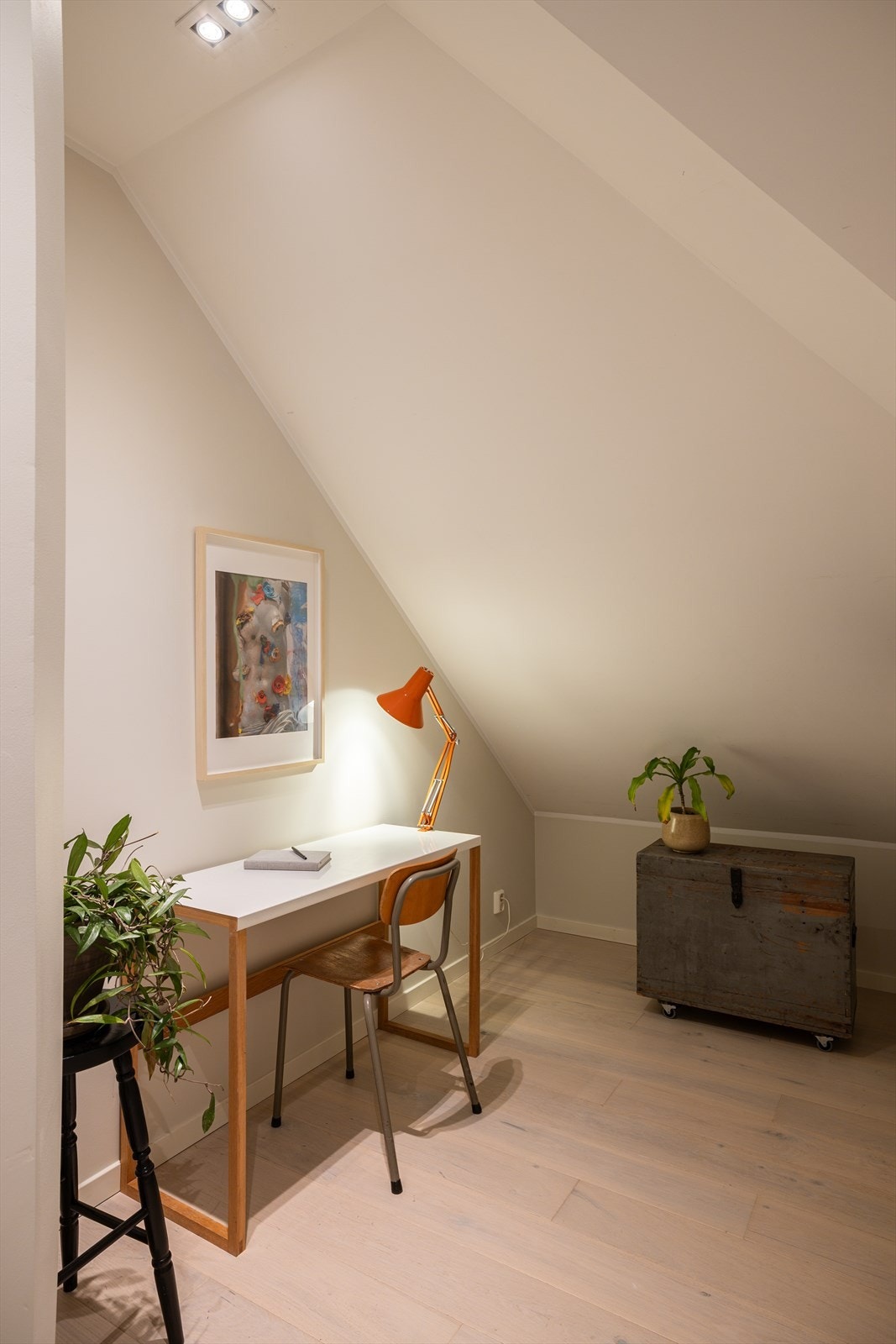 Loftsetasjen har også et disponibelt, åpent rom som egner seg godt som kontor eller hobbyrom. Galleribilde