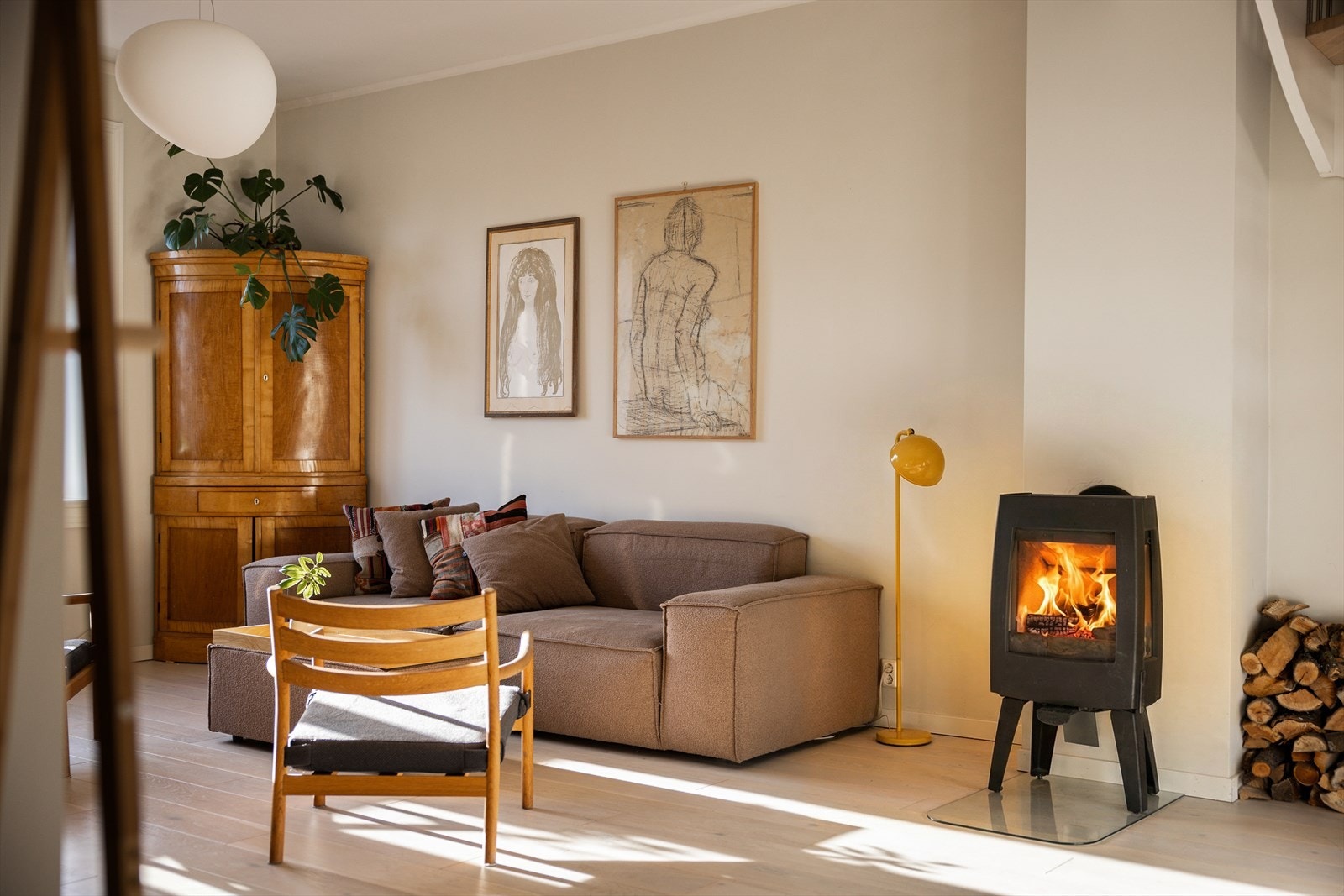 Den åpne løsningen mot kjøkkenet skaper en god flyt i etasjen. Galleribilde