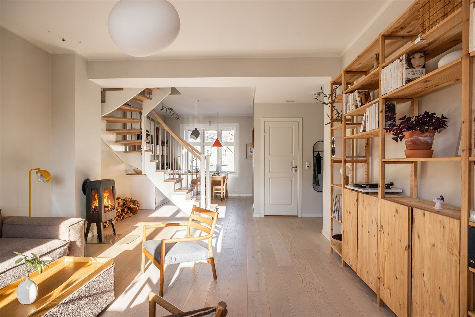 Hele leiligheten har en gjennomgående materialbruk som binder rommene sammen. Galleribilde