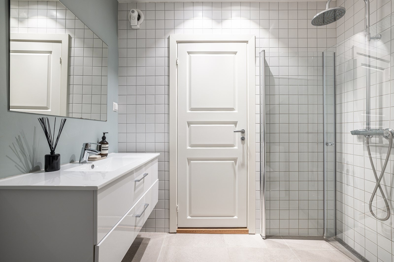 Her er det flislagt gulv med elektriske varmekabler for økt komfort. Galleribilde