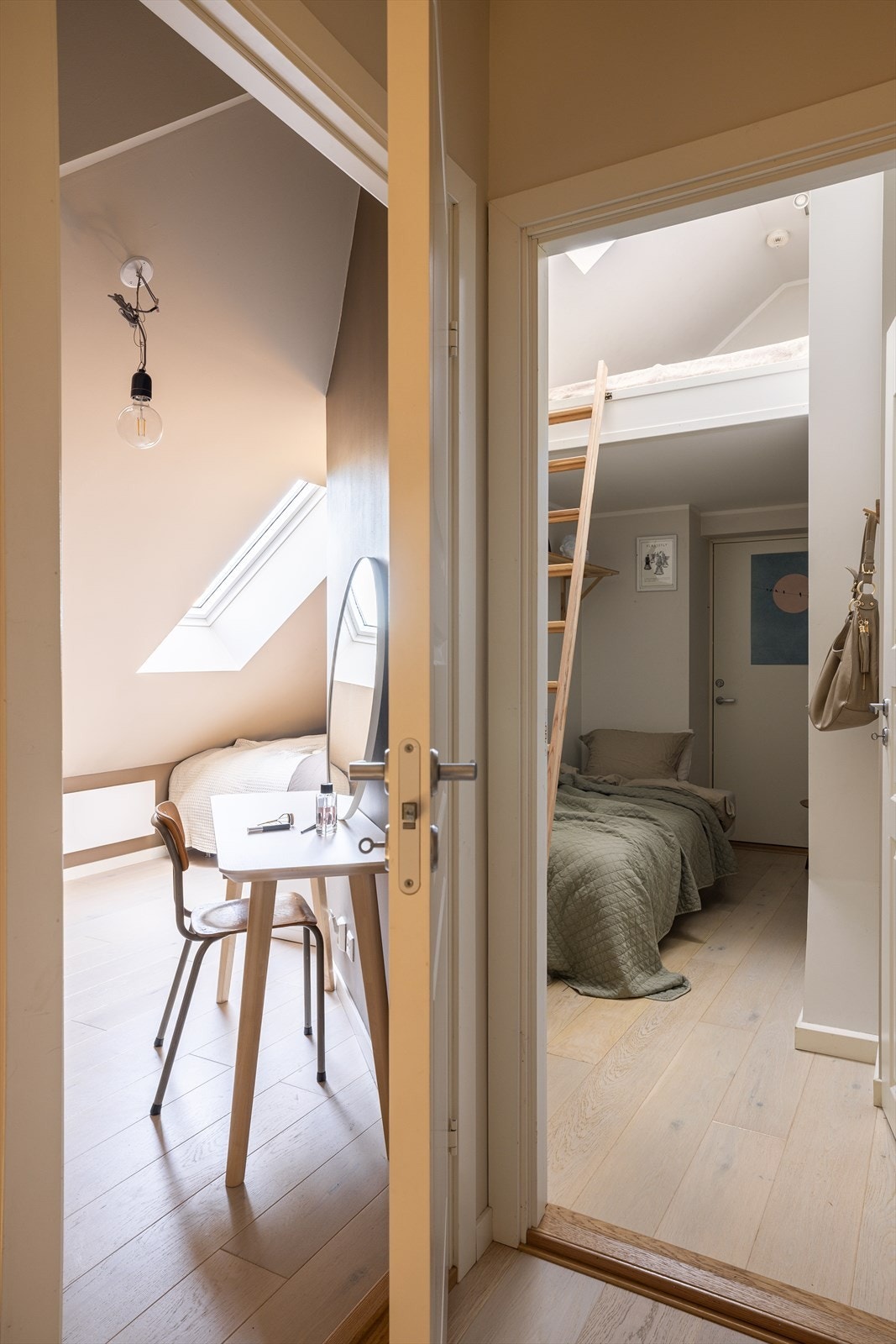 Takvindu og lyse flater gir en luftig følelse i rommene på loftet. Galleribilde