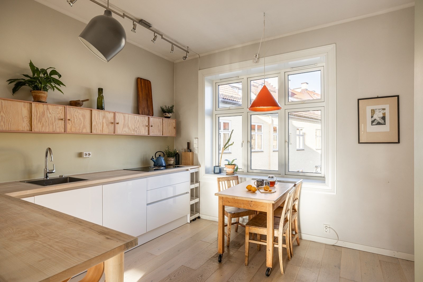 Kjøkkenet har pen og romslig benkeplate i heltre og integrerte hvitevarer, inkludert vinskap. De integrerte hvitevarene følger med i salget. Galleribilde