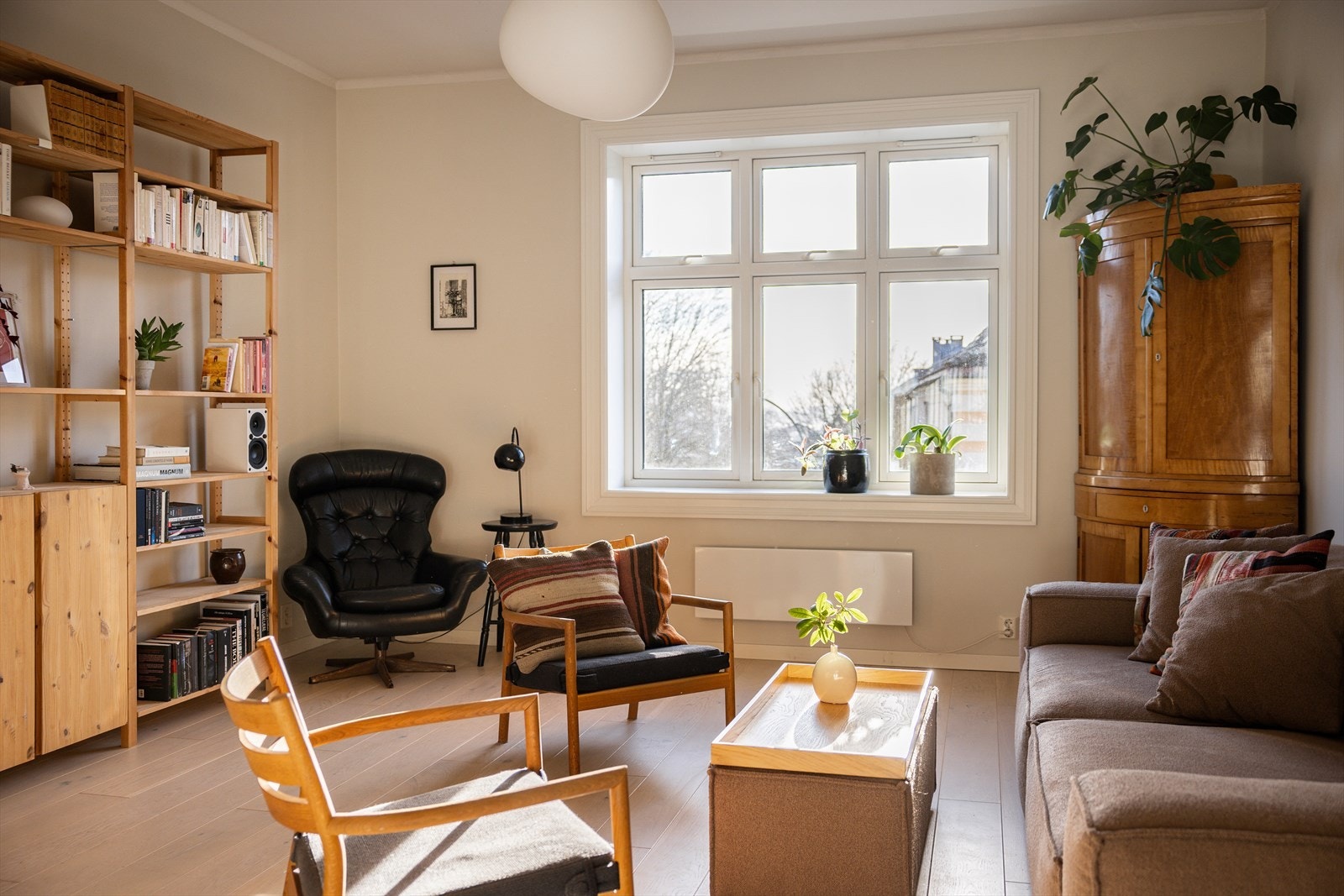 De store vindusflatene fra NorDan (2006) slipper inn rikelig med dagslys. Vinduene ble byttet i regi av borettslaget. Galleribilde