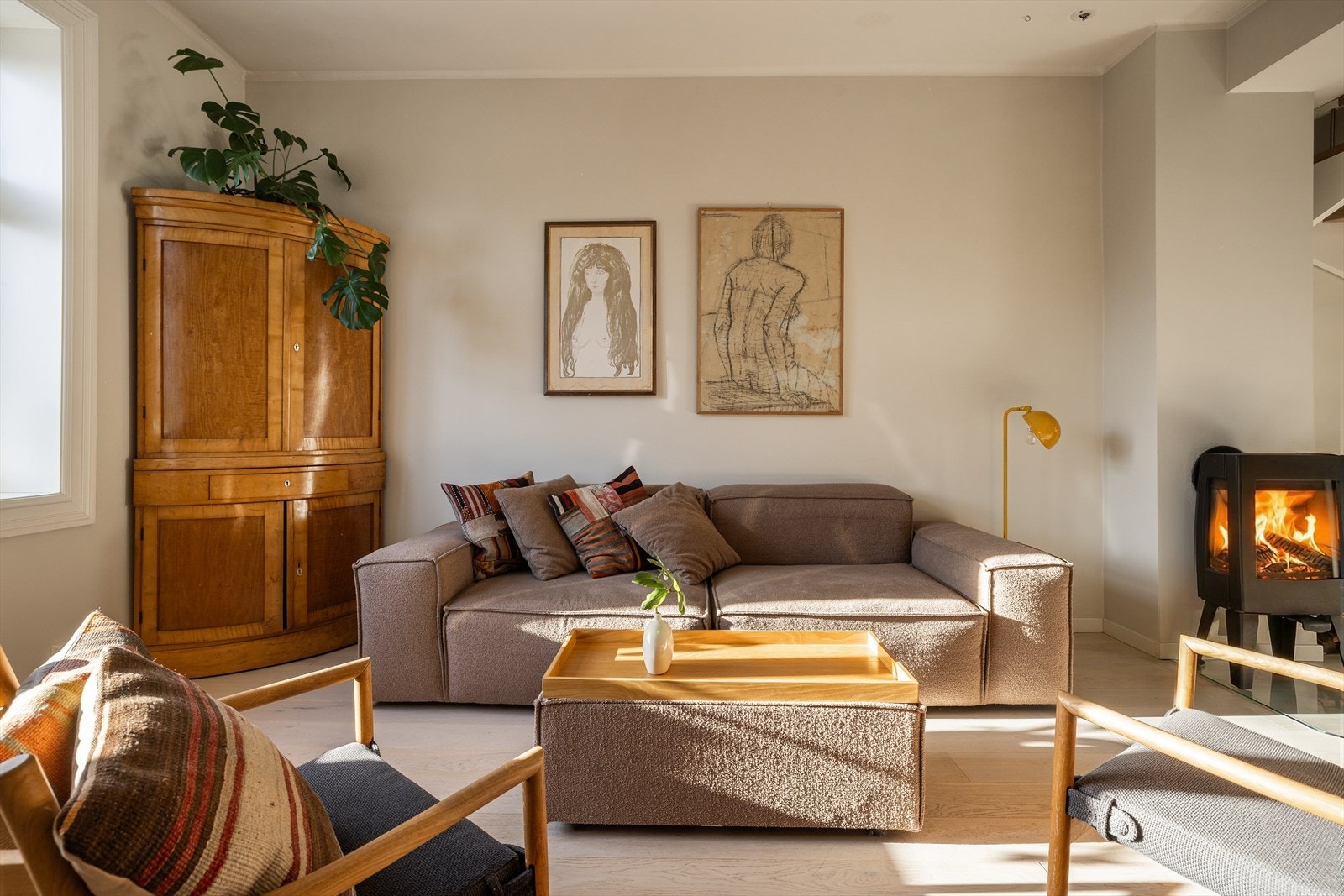 Boligen har flott takhøyde, gode rom og vedovn fra 2020, tilknyttet rehabilitert pipe. Galleribilde