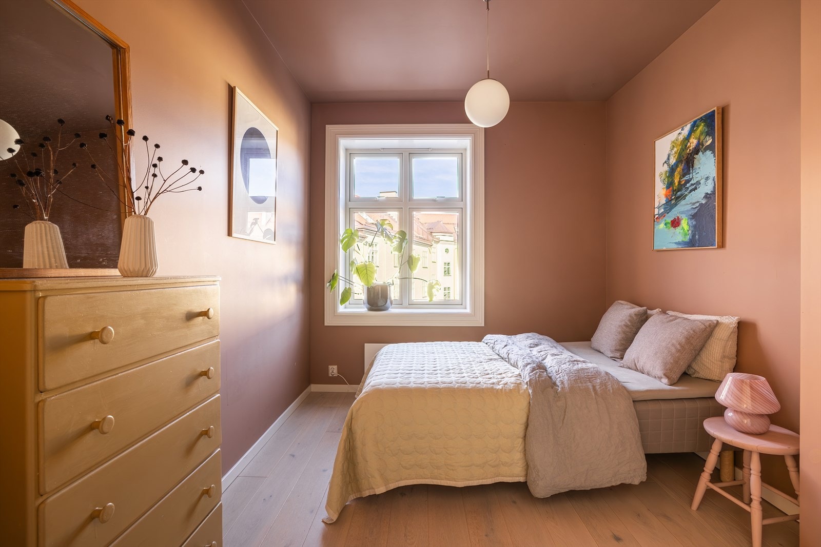 Hovedetasjen har et romslig soverom med plass til dobbeltseng og oppbevaring. Galleribilde