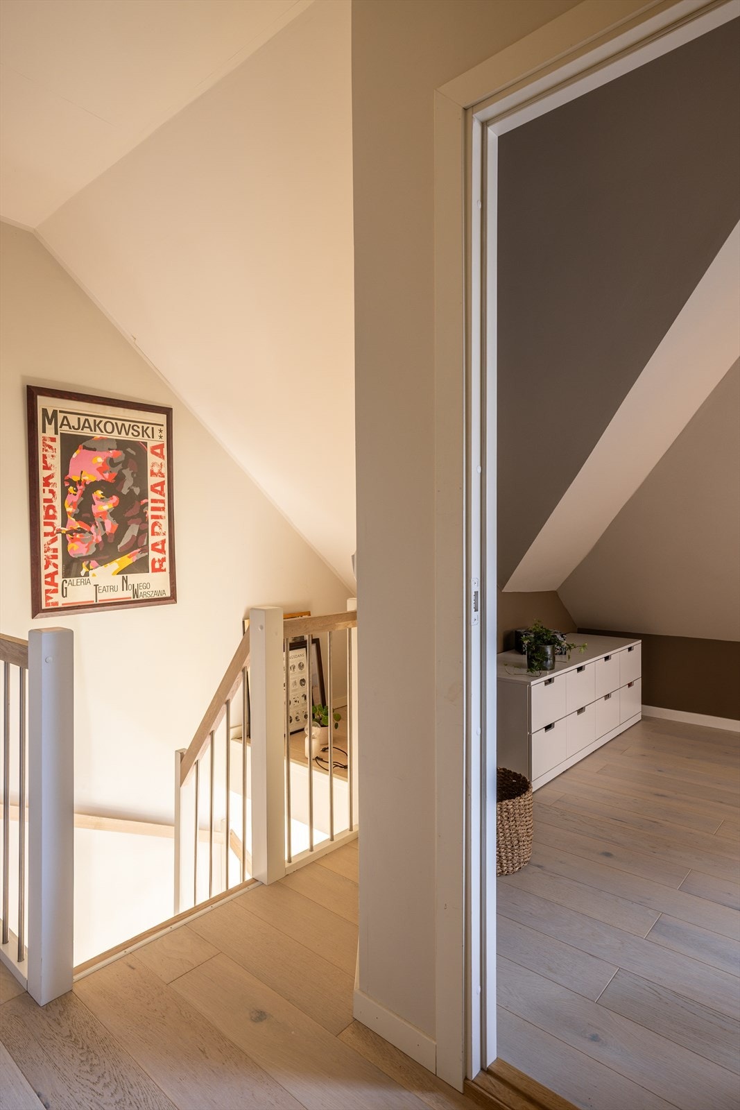 Ankomst til en lys og åpen gang i loftsetasjen, som binder rommene sammen. Galleribilde