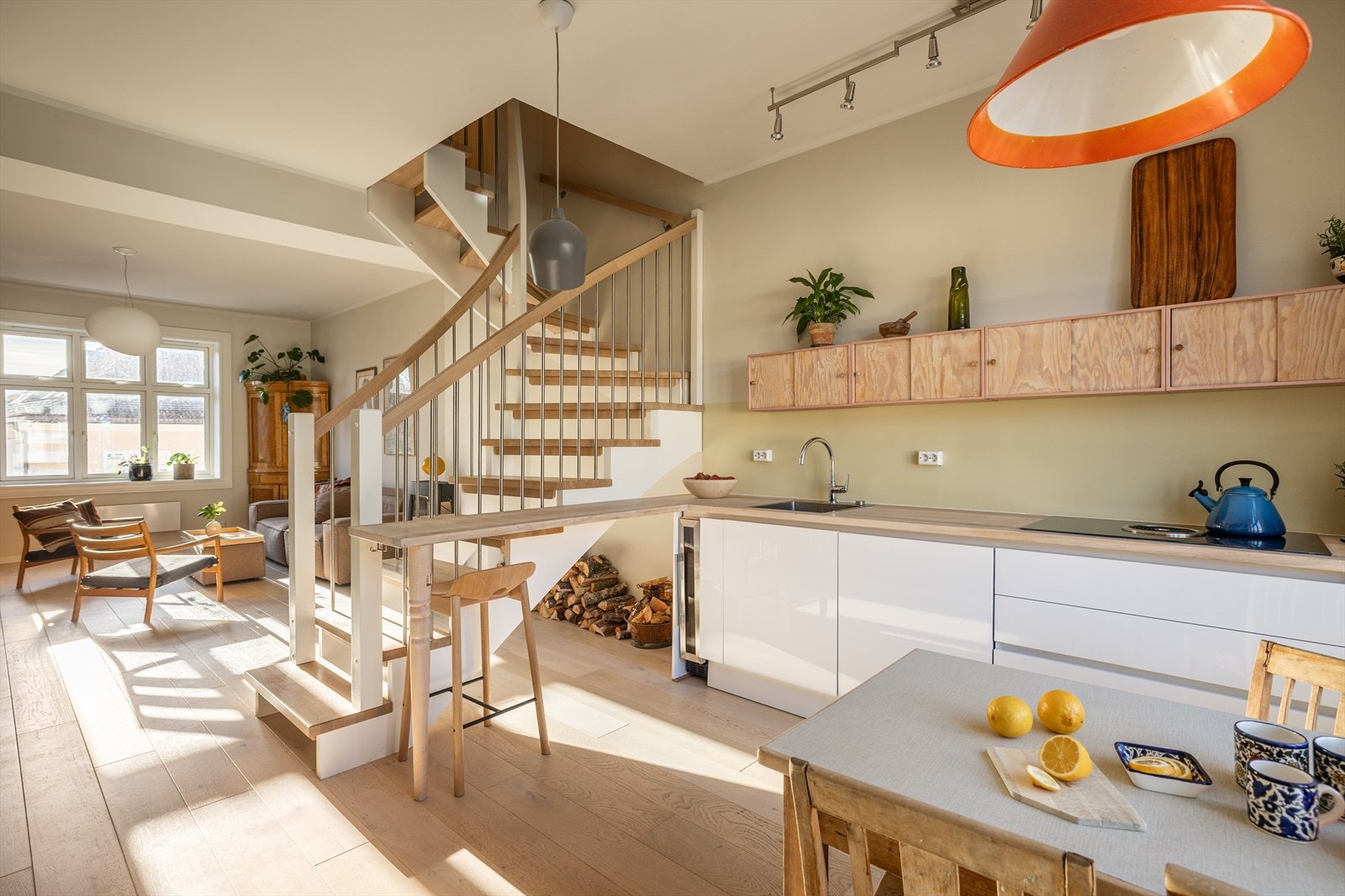 Den smarte barløsningen fungerer som en naturlig overgang mellom kjøkken og stue. Galleribilde