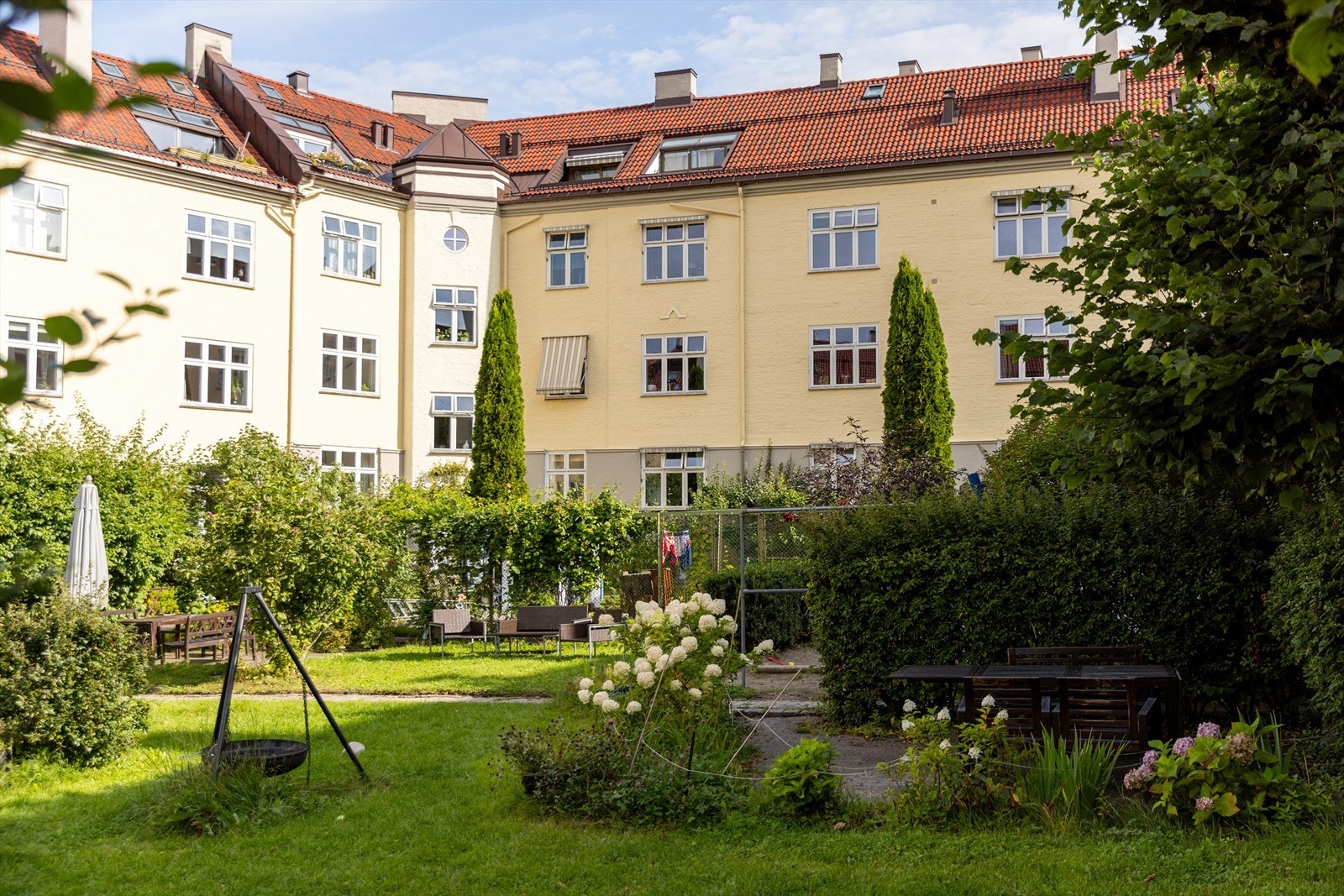 Gårdsrommet er skjermet og rolig, og fungerer som en grønn lunge. Galleribilde