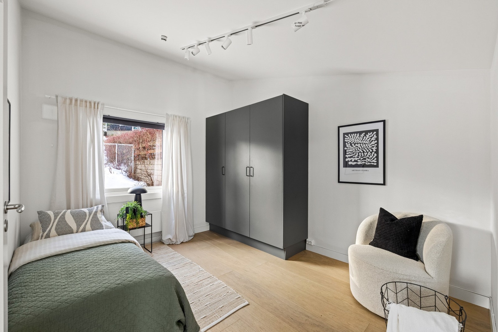 Alle soverommene har god takhøyde, 1-stavs laminat på gulvet og lyse overflater som skaper en rolig og behagelig atmosfære. Galleribilde